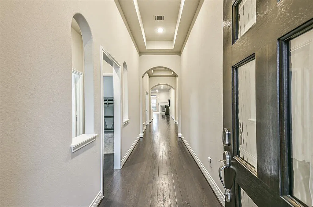 3 bed, 2.0 bath, 2465 sqft, $3,190 — Photo 3