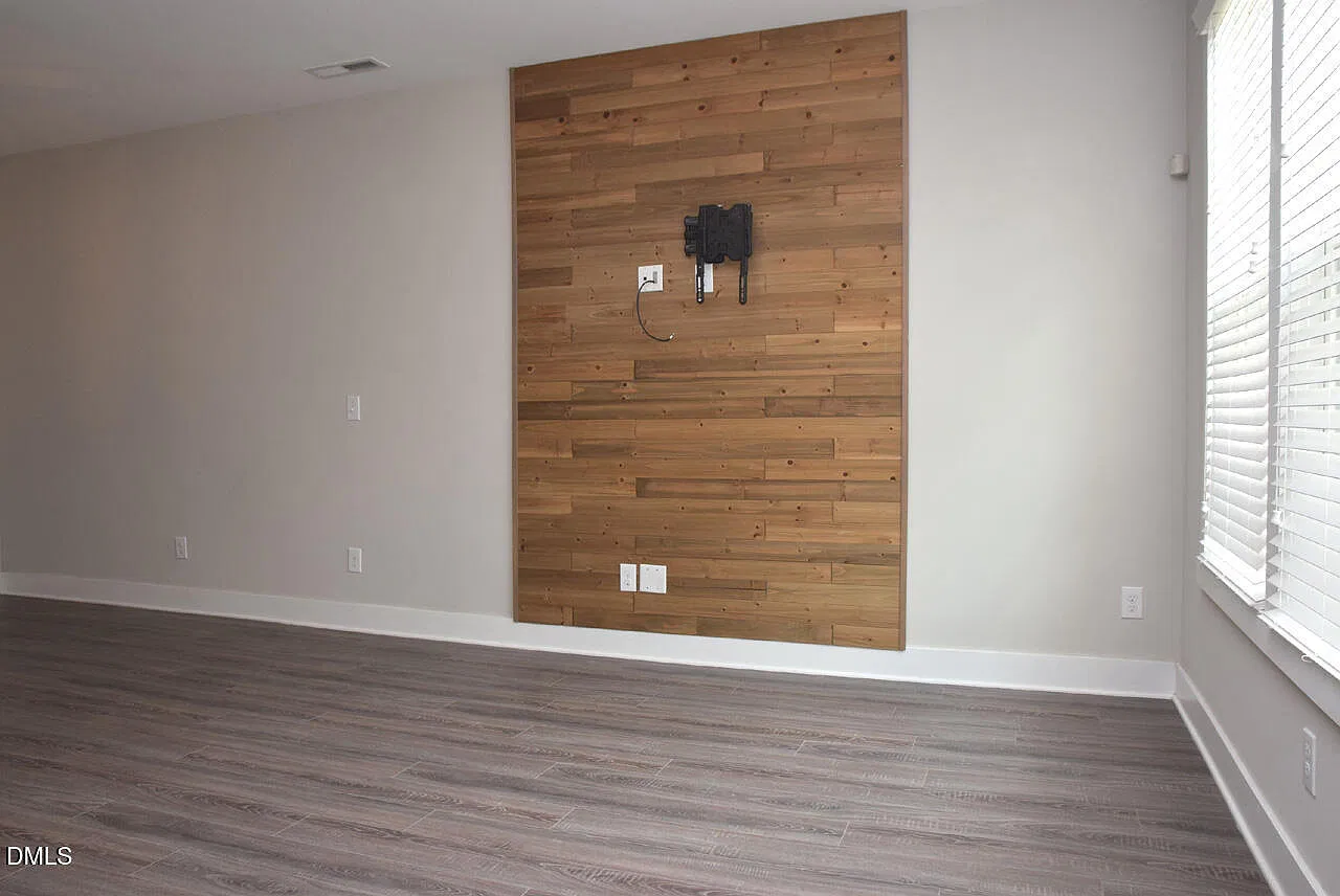 3 bed, 3.5 bath, 2571 sqft, $2,300 — Photo 3