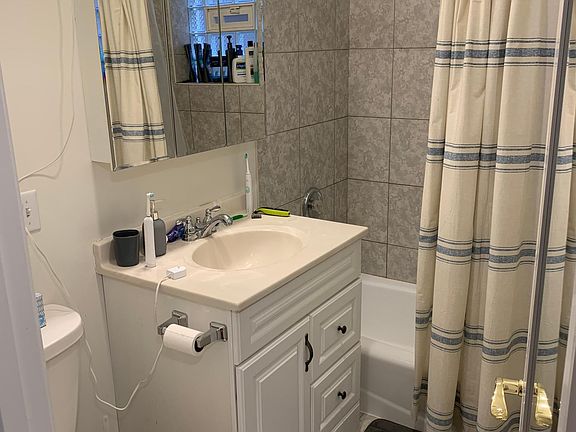5th image of 1115 W Newport Ave #1FB