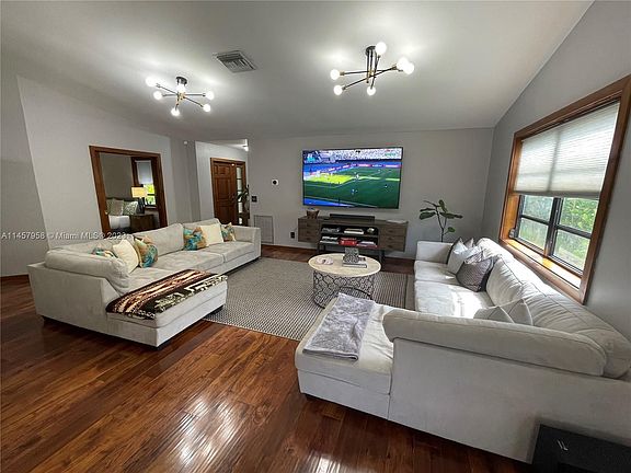 2nd image of 815 Caraway Ct