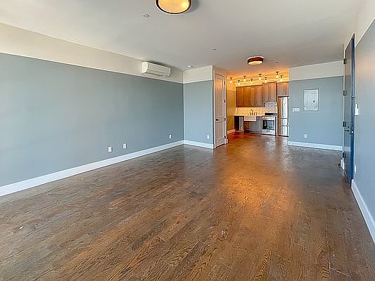 5th image of 61 Metropolitan Ave #617