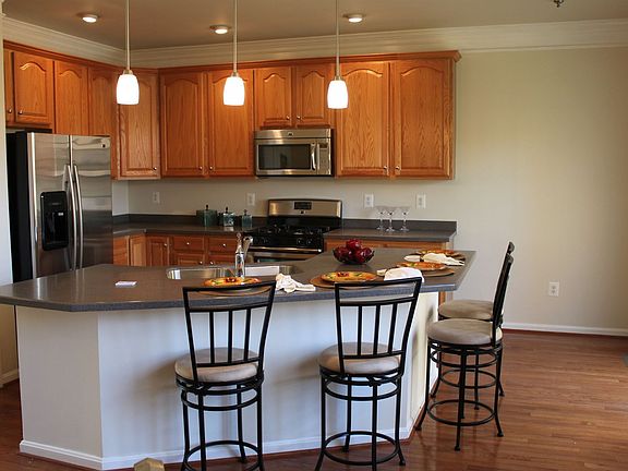 Kitchen w/breakfast bar