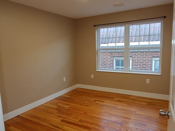 5th image of 298 Ridgewood Ave #2