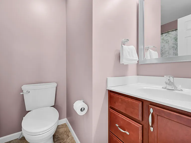 Upstairs Hallway Full Bathroom with tub/shower.