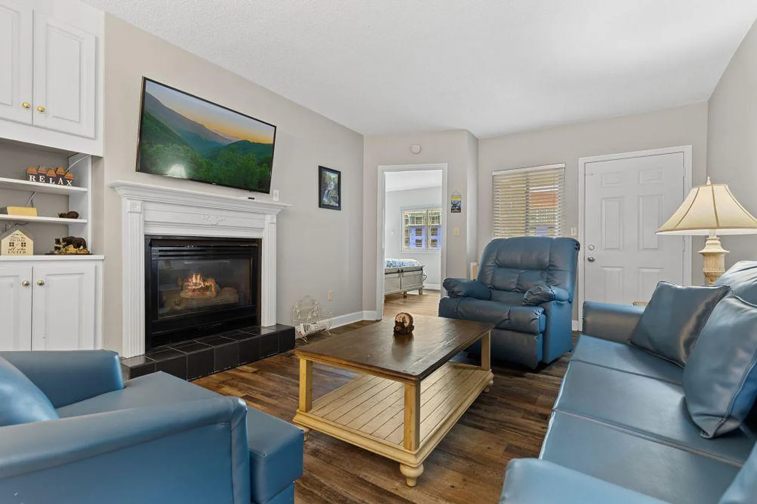 2 bed, 2.0 bath, 1291 sqft, $2,562 — Photo 2