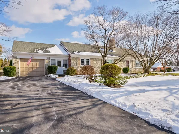 221 Dartmouth Dr, Lancaster, PA 17603