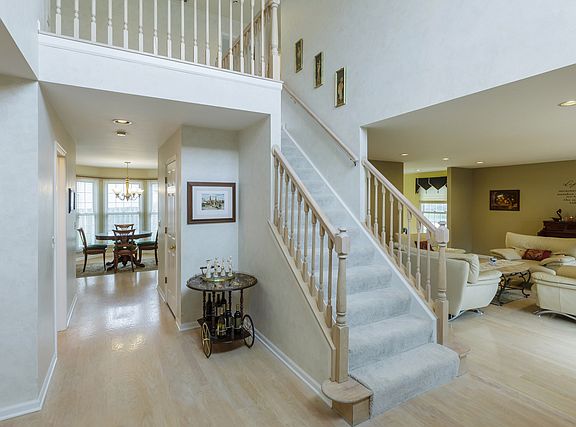 2nd image of 2885 Roslyn Ct E