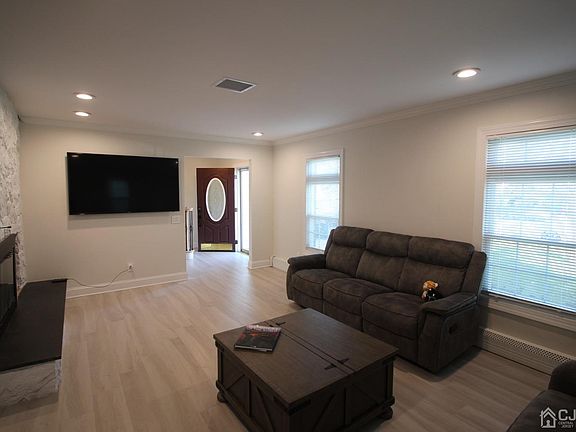 5th image of 819 Coolidge Ave