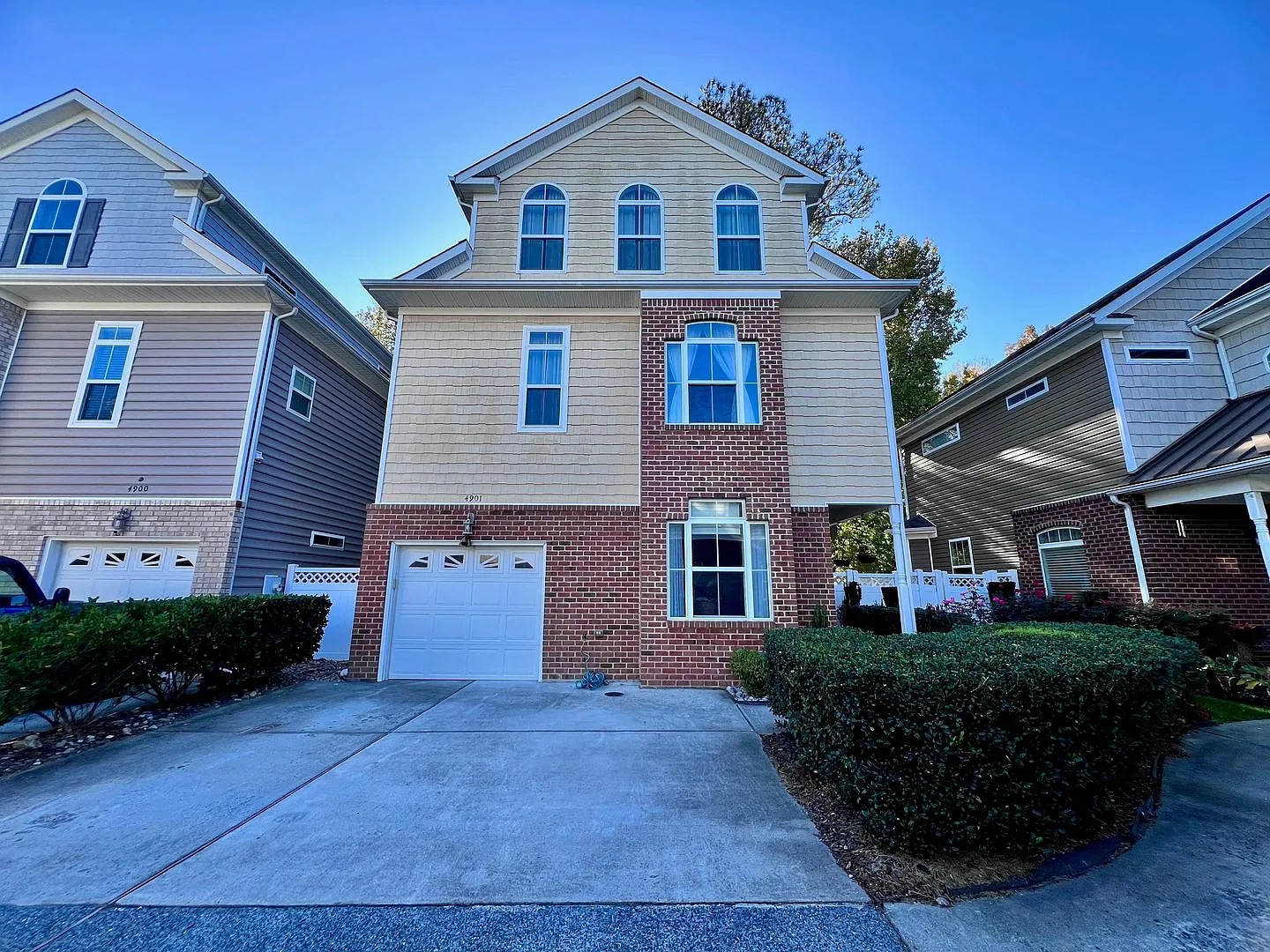 Spacious 3-Level Home in Gated Community | 3 Primary Suites | Fenced Yard | Prime Virginia Beach ... — Photo 2