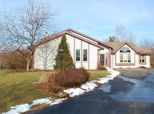 122 N Gamekeeper Ct, Oconomowoc, WI 53066