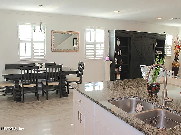 5 bed, 3231 sqft, $3,200 — Photo 2