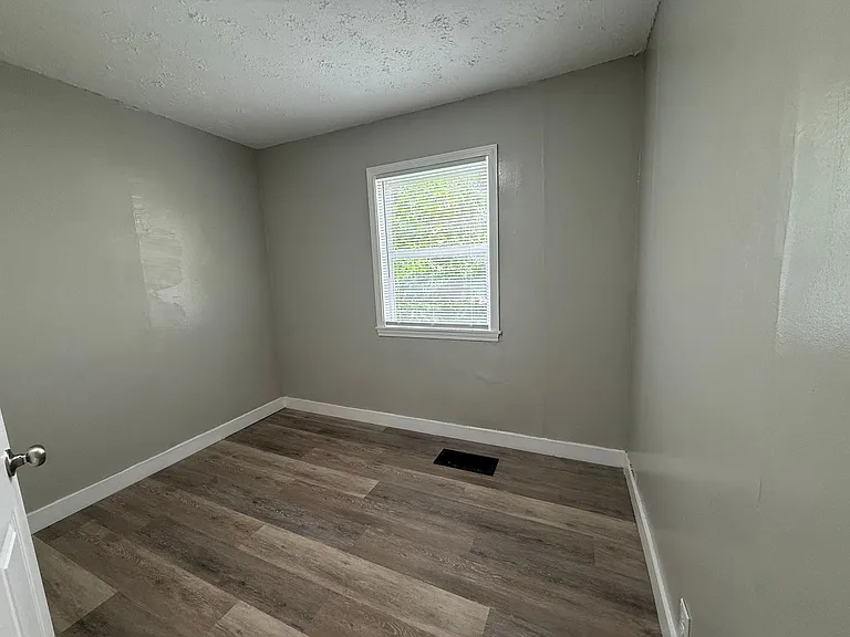 2204 S Vine St — Photo 8