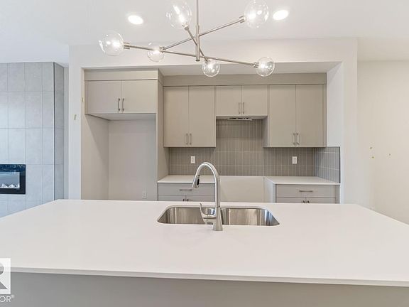 5th image of 7128 50a Ave