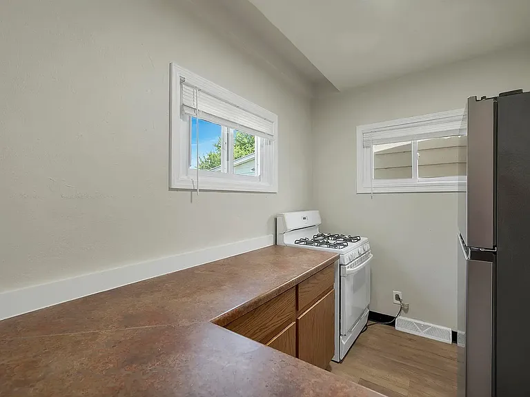 135 N McKenzie Ave — Photo 10