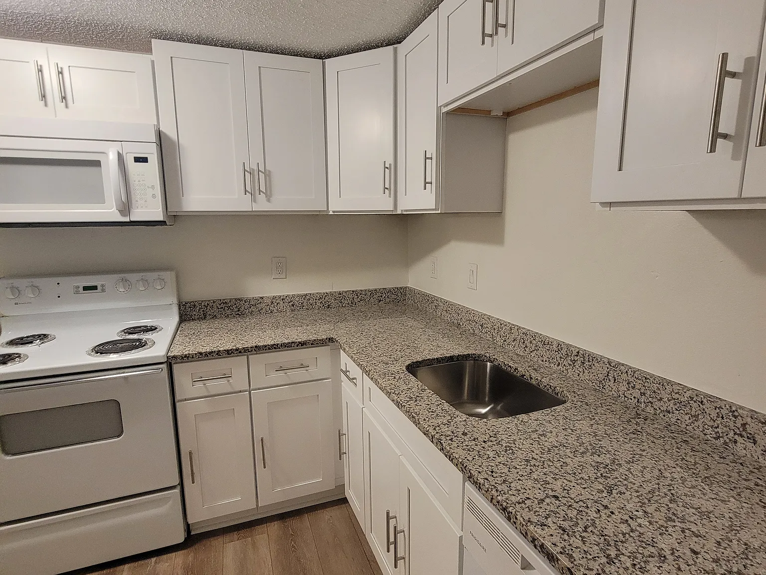 2 bed, 828 sqft, $1,600 — Photo 4