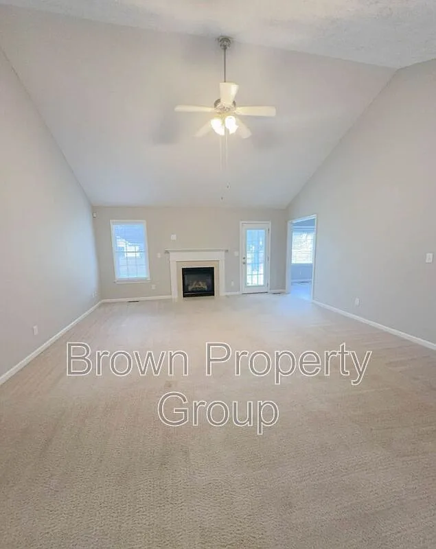 3 bed, 2.0 bath, 1800 sqft, $1,800 — Photo 3