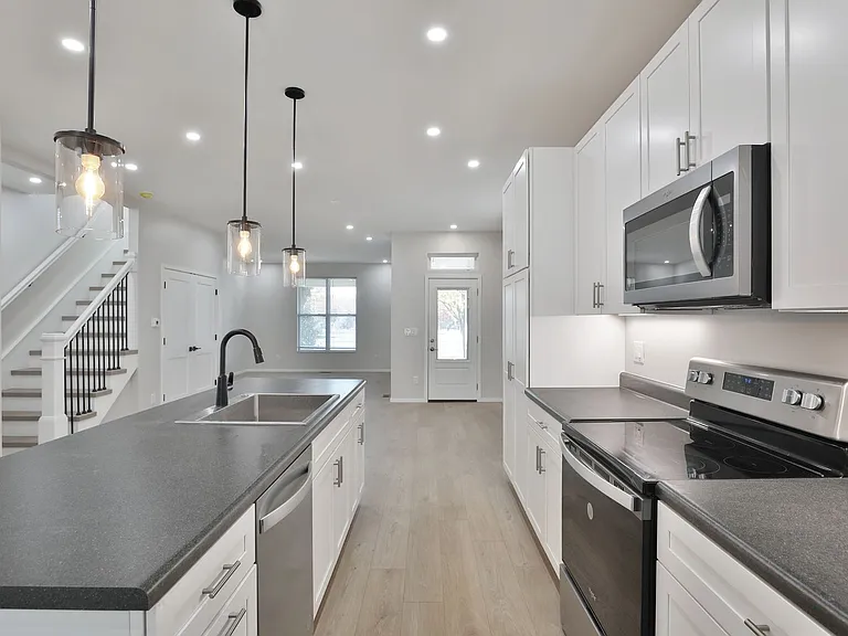 108 Hawkes Ave — Photo 6