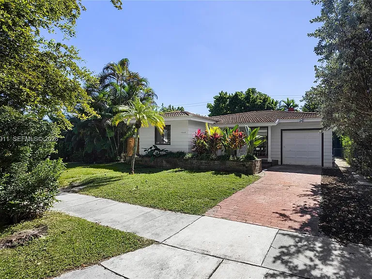 1860 SW 13th St — Photo 21