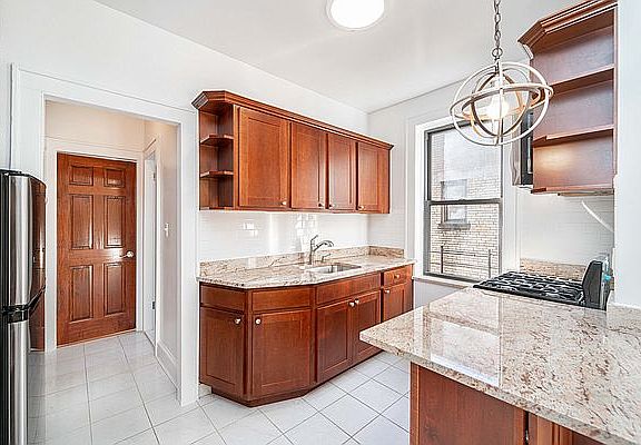 2nd image of 21-70 Crescent St #D8
