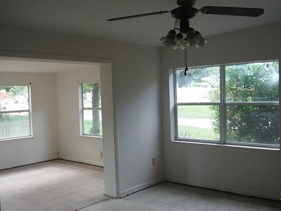5th image of 1645 Country Ln