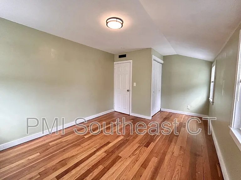 60 Hawthorne Dr — Photo 8