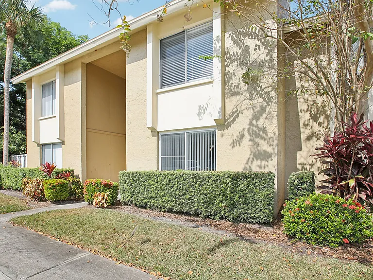 Silver Palms Apartments — Photo 22