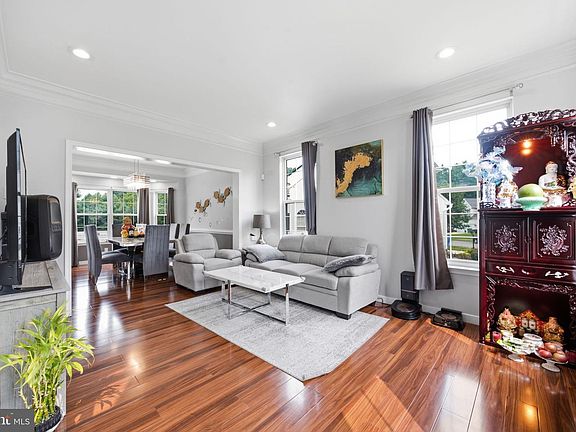 4th image of 109 Spruce Trl