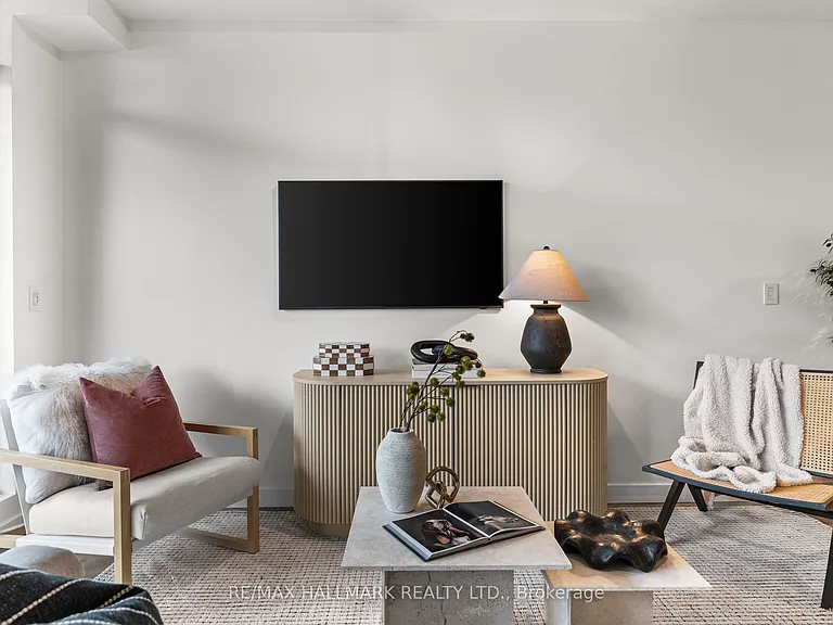 747 Queen St E #202 — Photo 4