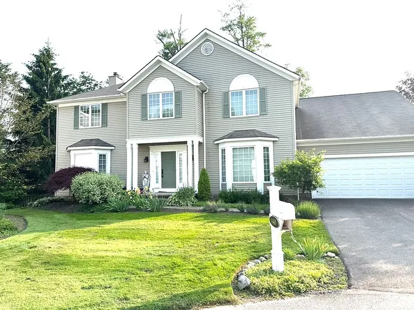 140 Holly Ln, Chagrin Falls, OH 44022