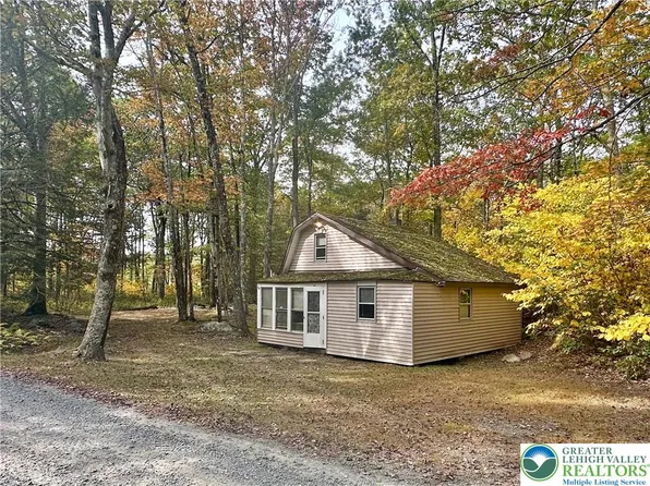 141 Hobday Rd, Hawley, PA 18428