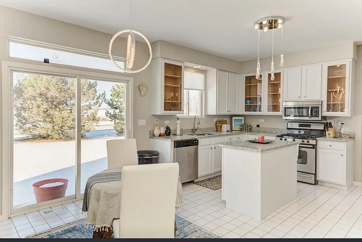 2 bed, 2.5 bath, 2396 sqft, $3,800 — Photo 4