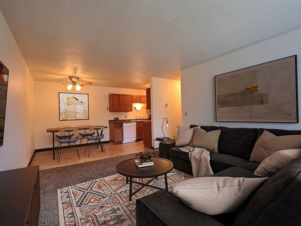 Fargo, ND Saddlebrook Apartments | Living