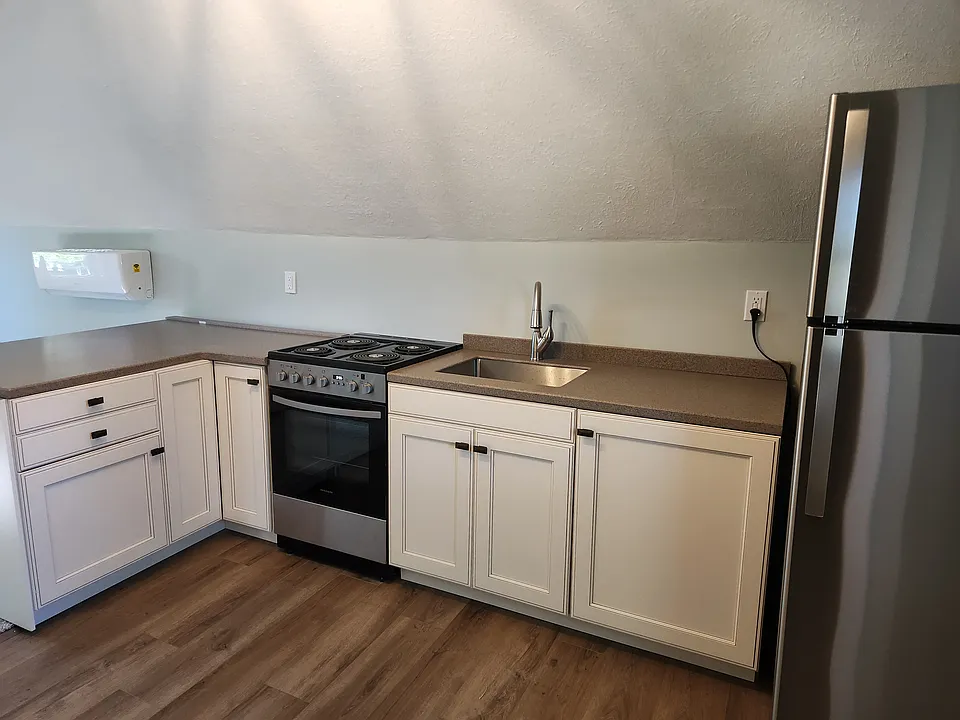 915 1/2 S 8th St #915-1/2