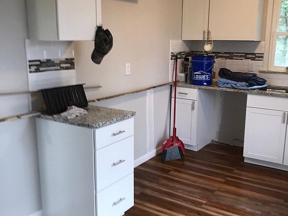3rd image of 2500 Elmin St