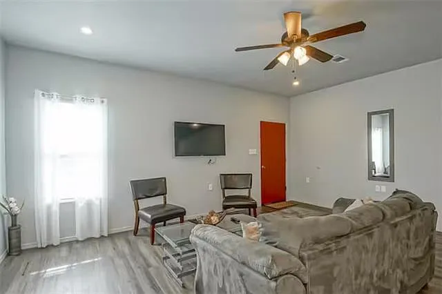 3 bed, 2.0 bath, 1342 sqft, $2,000 — Photo 4
