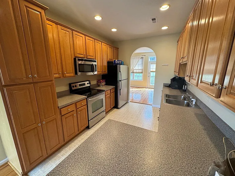 3046 Crystal Spring Ln — Photo 7