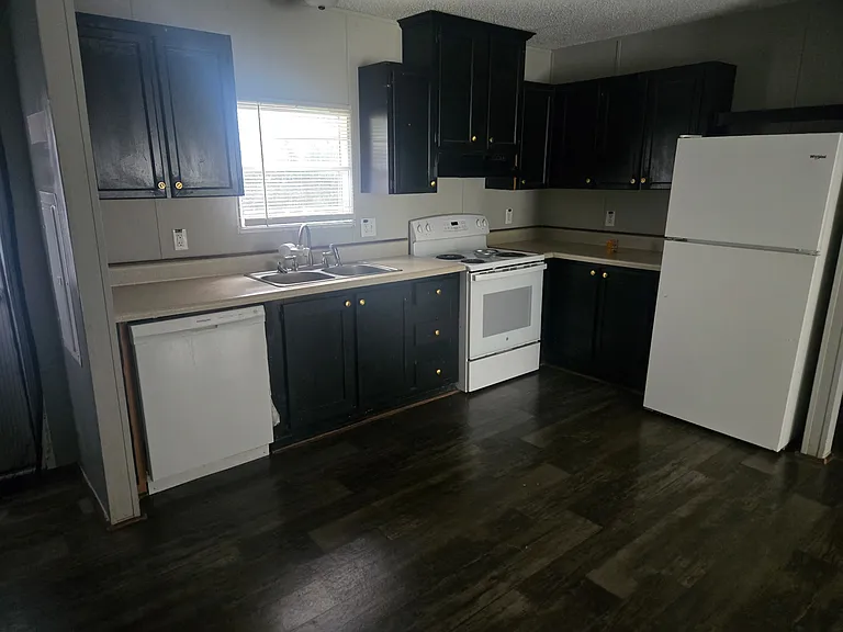 311 Merritt Ln — Photo 4