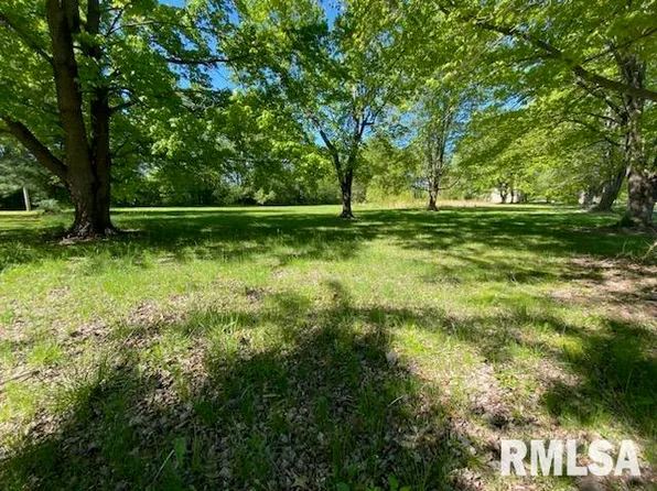 365 W Helekin Dr, Bonnie, IL 62816
