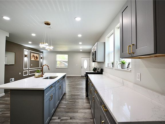 3rd image of 428 Donna St