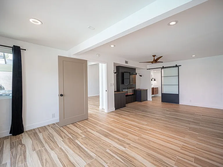 330 E Country Club Dr — Photo 48