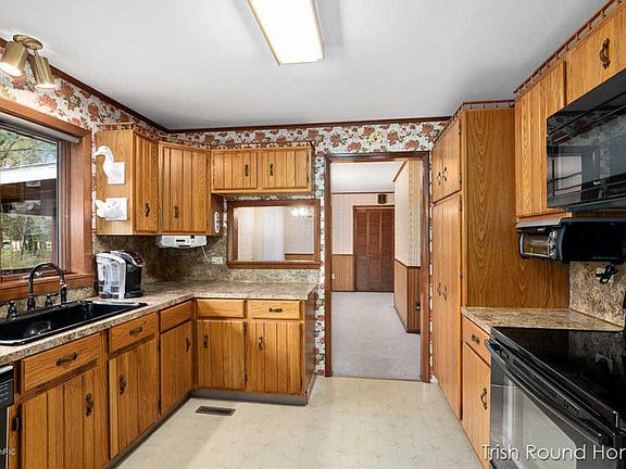 3rd image of 7905 S Basswood Dr