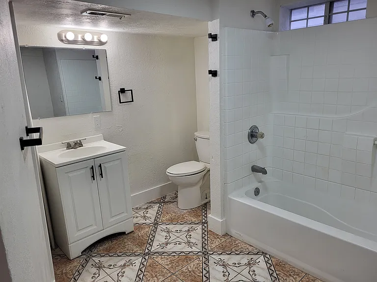 326 E Utopia Ave #B — Photo 4