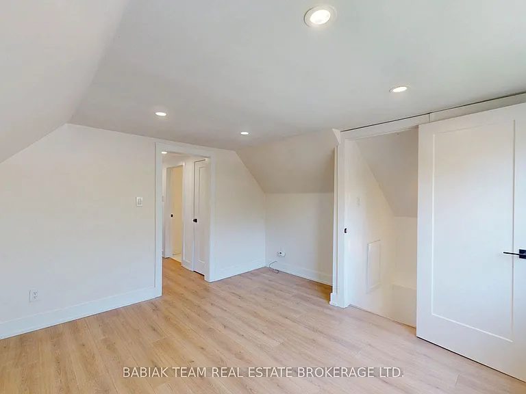 40 Alexander St — Photo 32