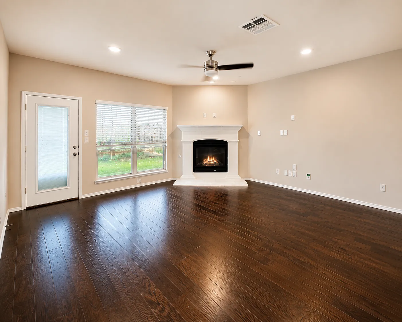 3 bed, 2.5 bath, 2223 sqft, $2,545 — Photo 2