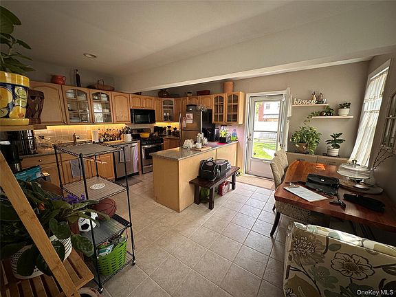5th image of 568 Irving Street