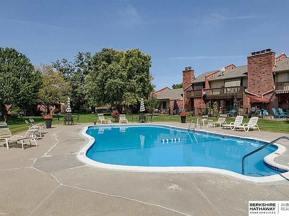 3rd image of 6024 Oakcrest Plz