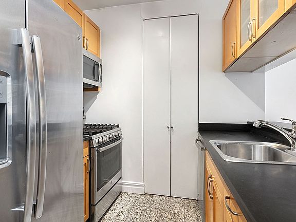 3rd image of 401 E 60th St APT 3G