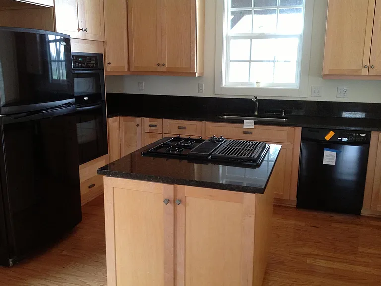 1240 Queen St — Photo 11