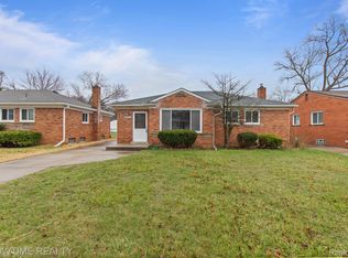 24066 Scotia Rd, Oak Park, MI 48237