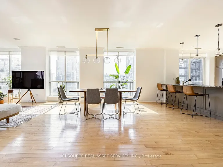250 Wellington St W #Penthouse 40 — Photo 2